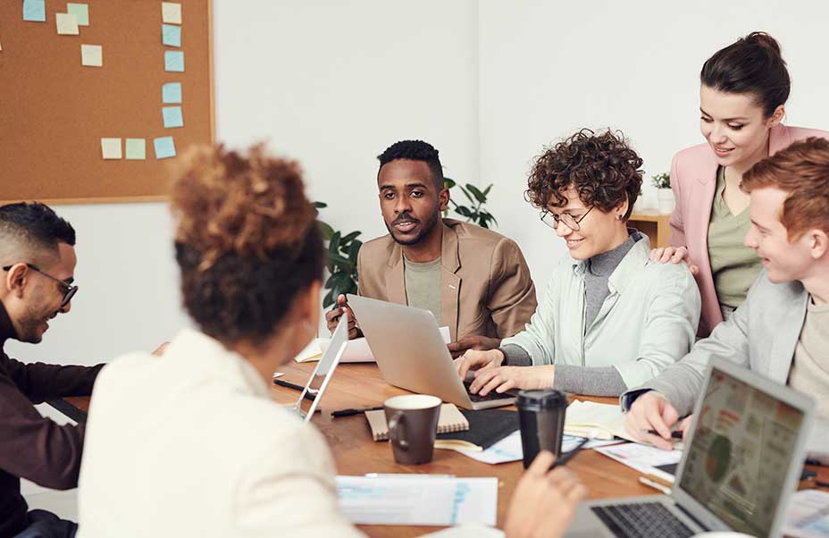 Compañeros reunidos y trabajando en la oficina