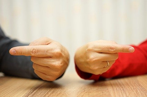 Dos manos en actitud de contradicción