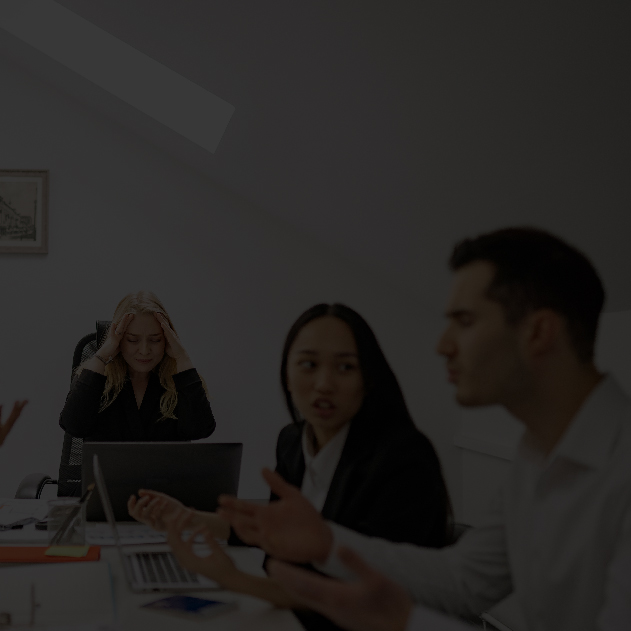 Libros apilados sobre el escritorio