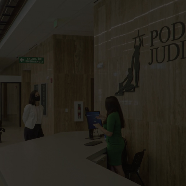 Libros apilados sobre el escritorio