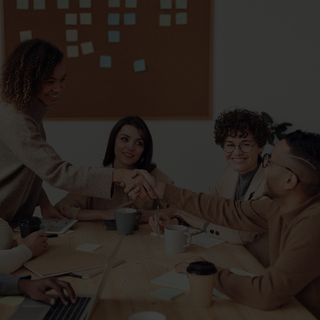 Tres folletos del modelo integral de atención al público sobre un fondo blanco