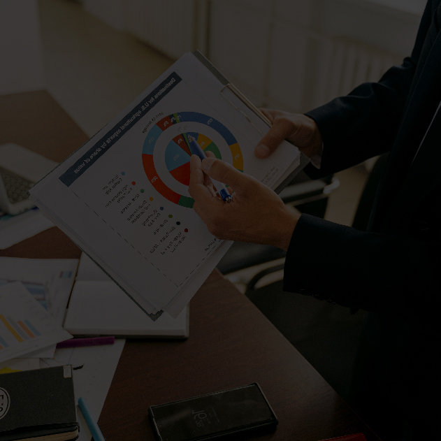 Tres folletos del modelo integral de atención al público sobre un fondo blanco