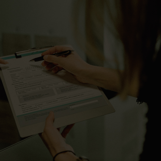 Libros apilados sobre el escritorio