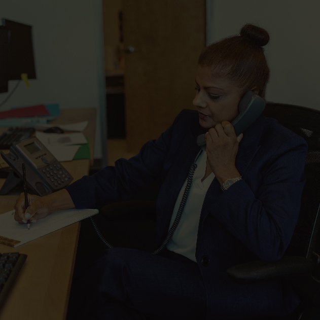 Libros apilados sobre el escritorio