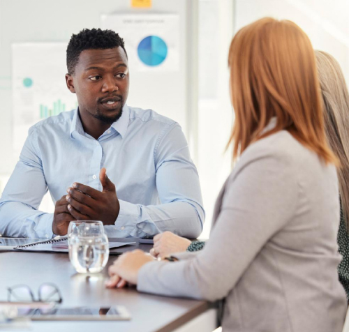 Mallete, balanza y documentos sobre el escritorio