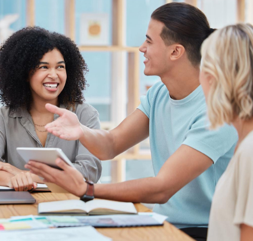 Adultos mayores sentados en las sillas y dialogando en la sala de la casa.